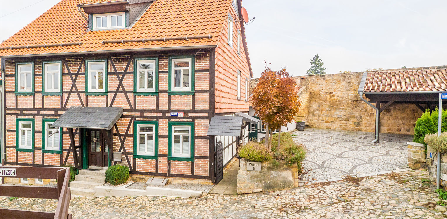 Vorderansicht des Hauses mit den Fereienwohnungen Winde 8